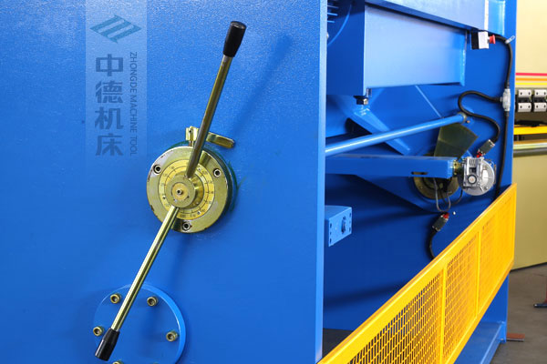 ZDSK-1632剪板機刀片間隙手動調節器，刻度清淅，調節省力又簡便.jpg
