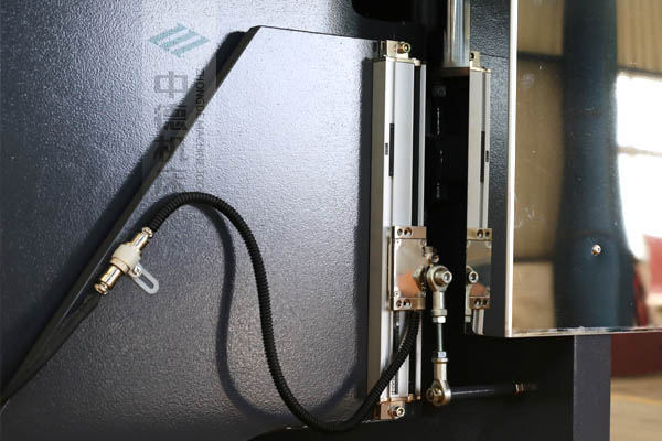 ZDPE8025采用進口光柵尺,高精度傳感,Y軸位置數據反饋無延時.jpg ZDPE8025采用進口光柵尺,高精度傳感,Y軸位置數據反饋無延時.jpg