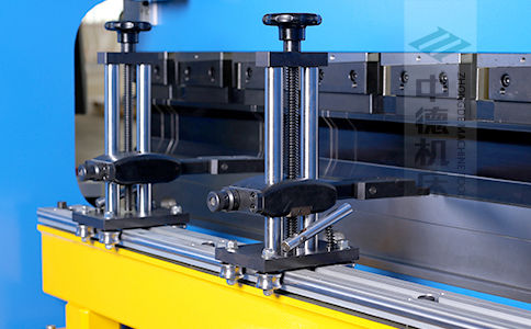 ZDPK-16032可調(diào)式檔指,手搖升降,可適應(yīng)不同模具;橫梁雙線軌設(shè)計(jì),零游隙.jpg ZDPK-16032可調(diào)式檔指,手搖升降,可適應(yīng)不同模具;橫梁雙線軌設(shè)計(jì),零游隙.jpg